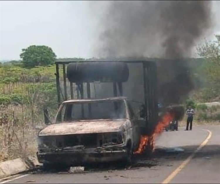 Camioneta fue devorada por el fuego en carretera Zentla-Paso del Macho