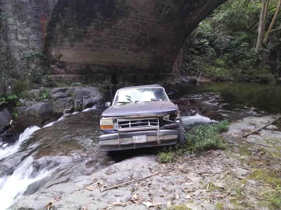 Camioneta cae al río al salirse de la carretera a Tlapacoyan