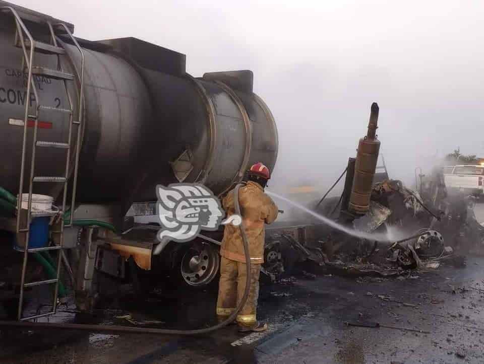 Se incendia cabina de tráiler al chocar en Nuevo Teapa-Cosoleacaque