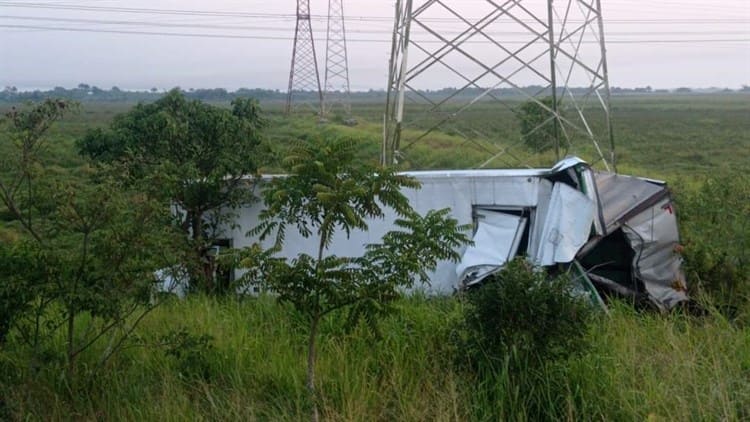 ¡Quedan los puros fierros! Se quema cabina de tráiler tras fuerte choque en la Nuevo Teapa-Cosoleacaque