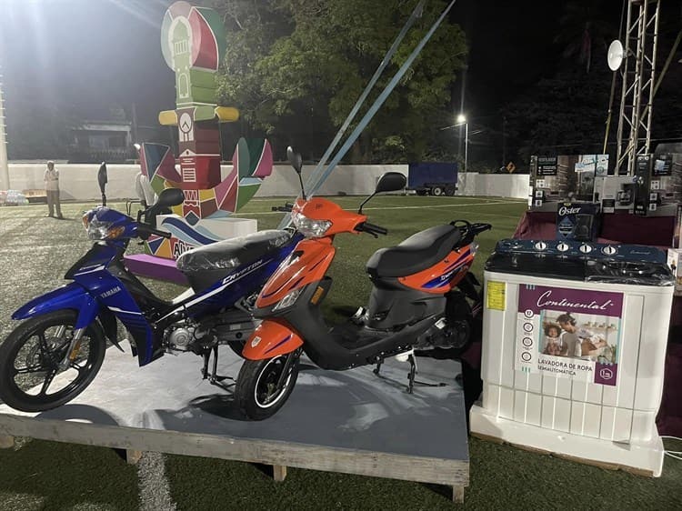 Ayuntamiento de Alvarado rifa automóvil a maestros(+Video)