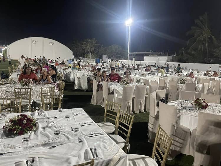Ayuntamiento de Alvarado rifa automóvil a maestros(+Video)