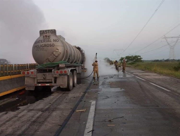 ¡Quedan los puros fierros! Se quema cabina de tráiler tras fuerte choque en la Nuevo Teapa-Cosoleacaque