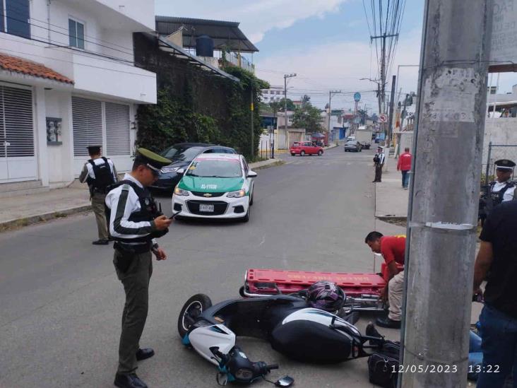 Taxi impacta a motociclista en Xalapa