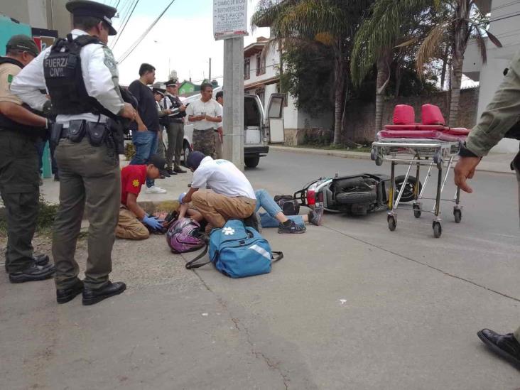 Taxi impacta a motociclista en Xalapa