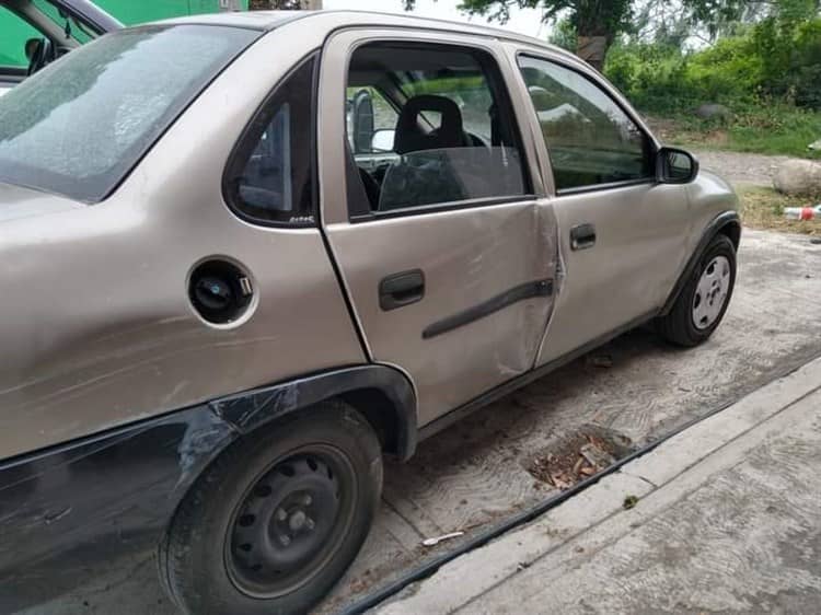 Chevy se impacta contra una vivienda en Colipa