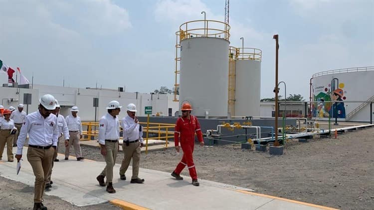 Octavio Romero, director de Pemex supervisa instalaciones en Veracruz