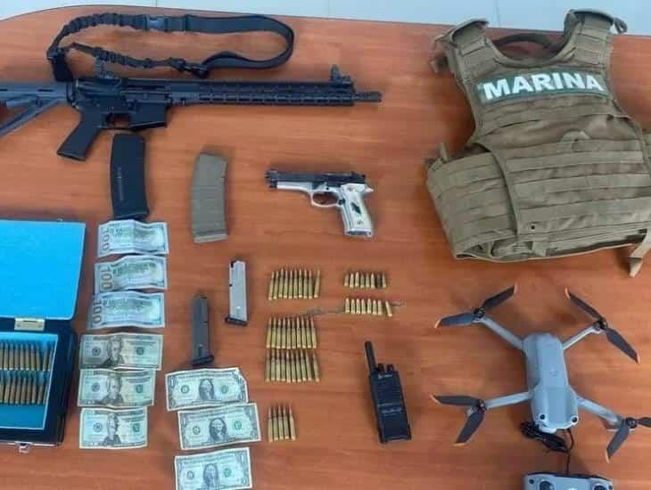 Chaleco de la Marina, armas con figuras religiosas y dulces con droga aseguraron en un cateo en Edomex