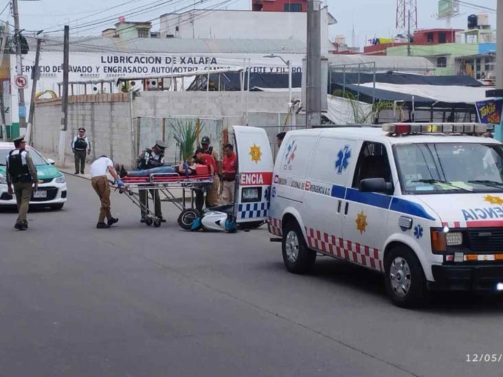 Taxi impacta a motociclista en Xalapa