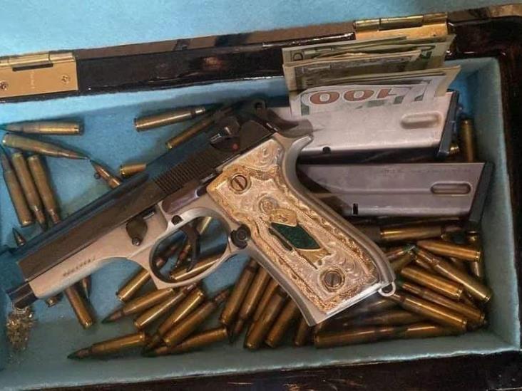 Chaleco de la Marina, armas con figuras religiosas y dulces con droga aseguraron en un cateo en Edomex