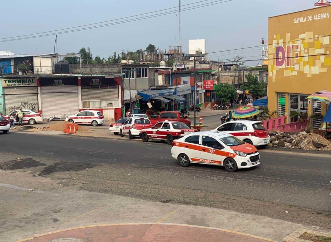 Corren a taxistas de su sitio por la feria de San Isidro Labrador en Sayula