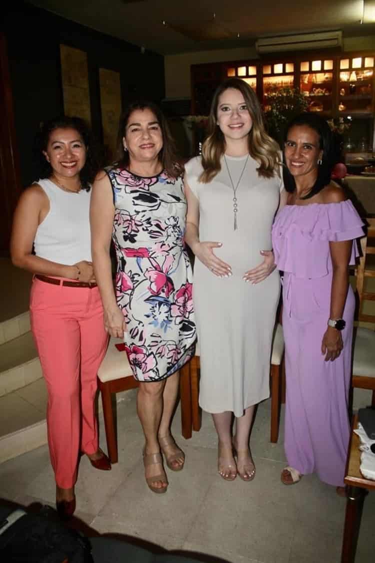 Carolina Martínez Vela disfruta baby shower
