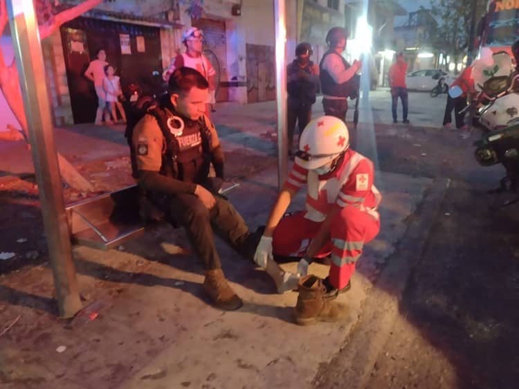 Policía de la Fuerza Civil se estrella contra autobús urbano en Veracruz
