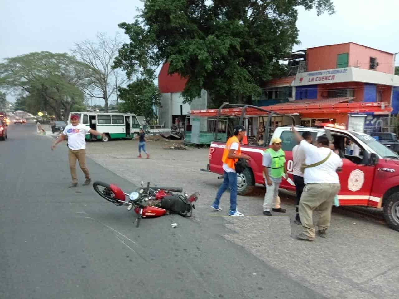 Motociclista se impacta contra camión de volteo en Tierra Blanca