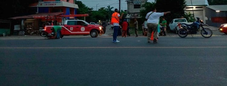 Motociclista se impacta contra camión de volteo en Tierra Blanca