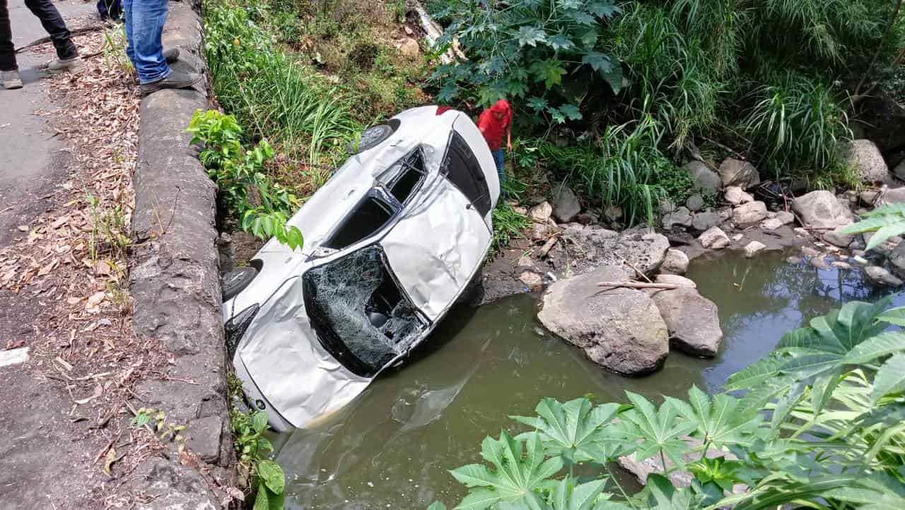 Vuelca automóvil al salirse de la carretera en Mahuixtlán- Isleta Grande