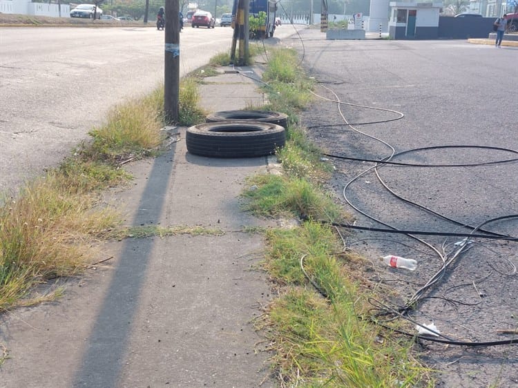 Cables y registro dañado a mitad de calle afecta a conductores en el Floresta en Veracruz