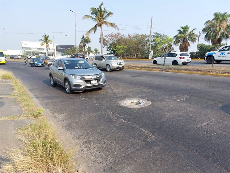 Cables y registro dañado a mitad de calle afecta a conductores en el Floresta en Veracruz