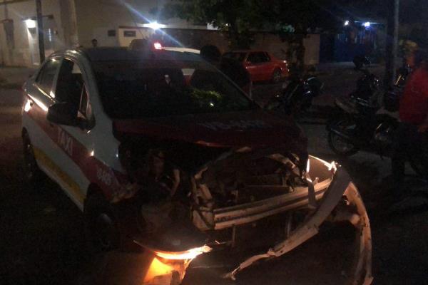Taxi se pasa la preferencia y se impacta contra auto en calles de Veracruz(+Video)
