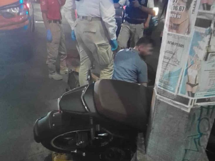 Motociclista se impacta contra poste en Xalapa