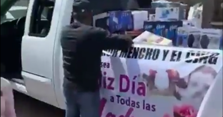 Un VIDEO muestra a mujeres supuestamente recibiendo regalos del CJNG por 10 de Mayo