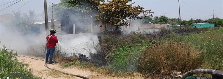Protección Civil y bomberos combaten incendios en pastizales