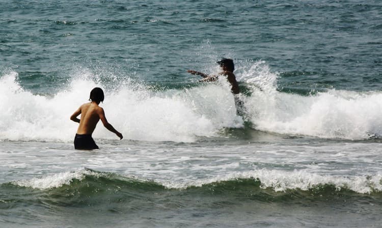 Acuden a refrescarse en la playa ante las altas temperaturas