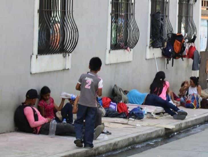 ¡Ya no soportan el olor! Hacen llamado a las autoridades por necesidades fisiológicas de migrantes