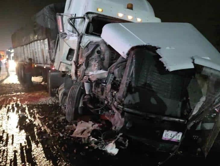 Aparatoso choque entre tráileres en carretera a Paso del Toro