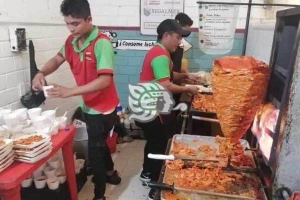 Con tacos y regalos, festejan a las mamás en el Mercado Puerto México (+Vídeo)