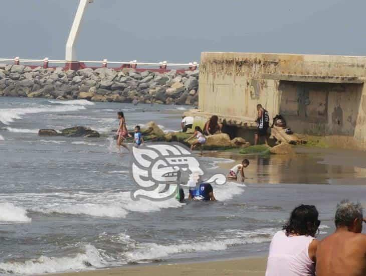 Acuden a refrescarse en la playa ante las altas temperaturas