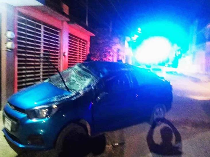 Automovilista pierde el control y vuelca en Coatepec