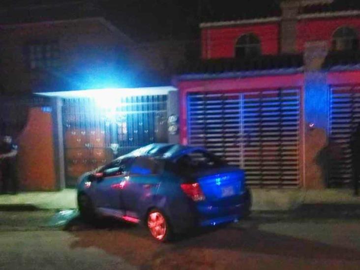 Automovilista pierde el control y vuelca en Coatepec