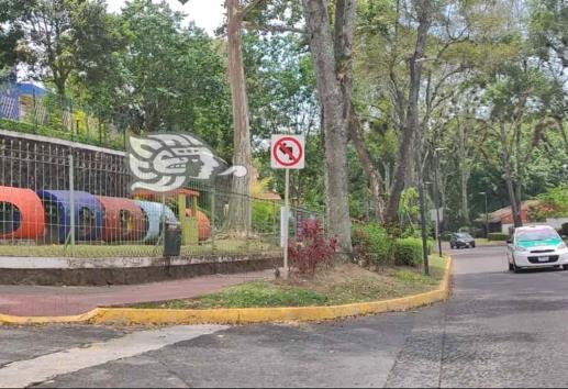 ¿Omisión o costumbre? Xalapeños usan crucero de Ávila Camacho como se les da la gana