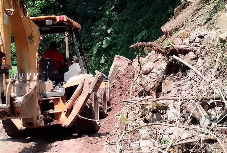 Desahogan tramo carretero en la sierre de Misantla