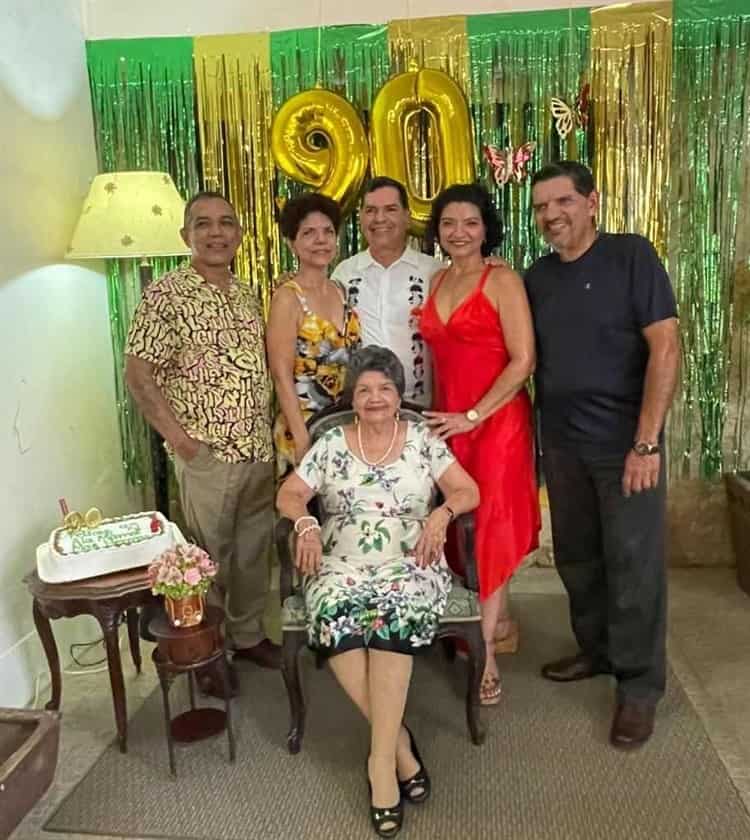 Doña Georgina de Carranza recibió emotivo aniversario