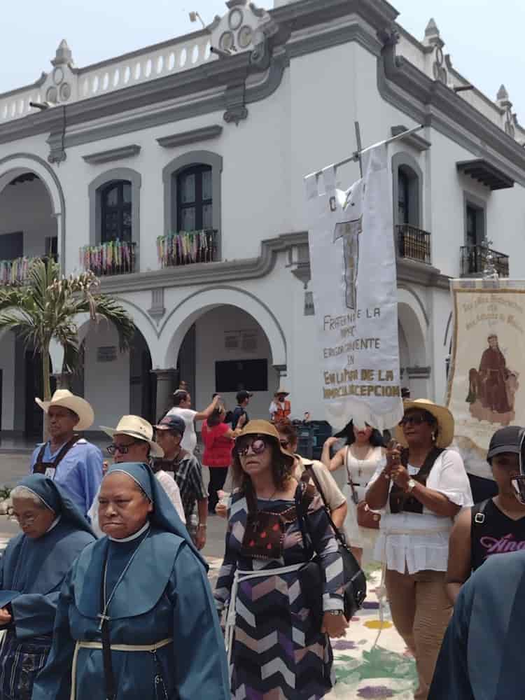 Realizan procesión de frailes franciscanos en la Catedral de Veracruz