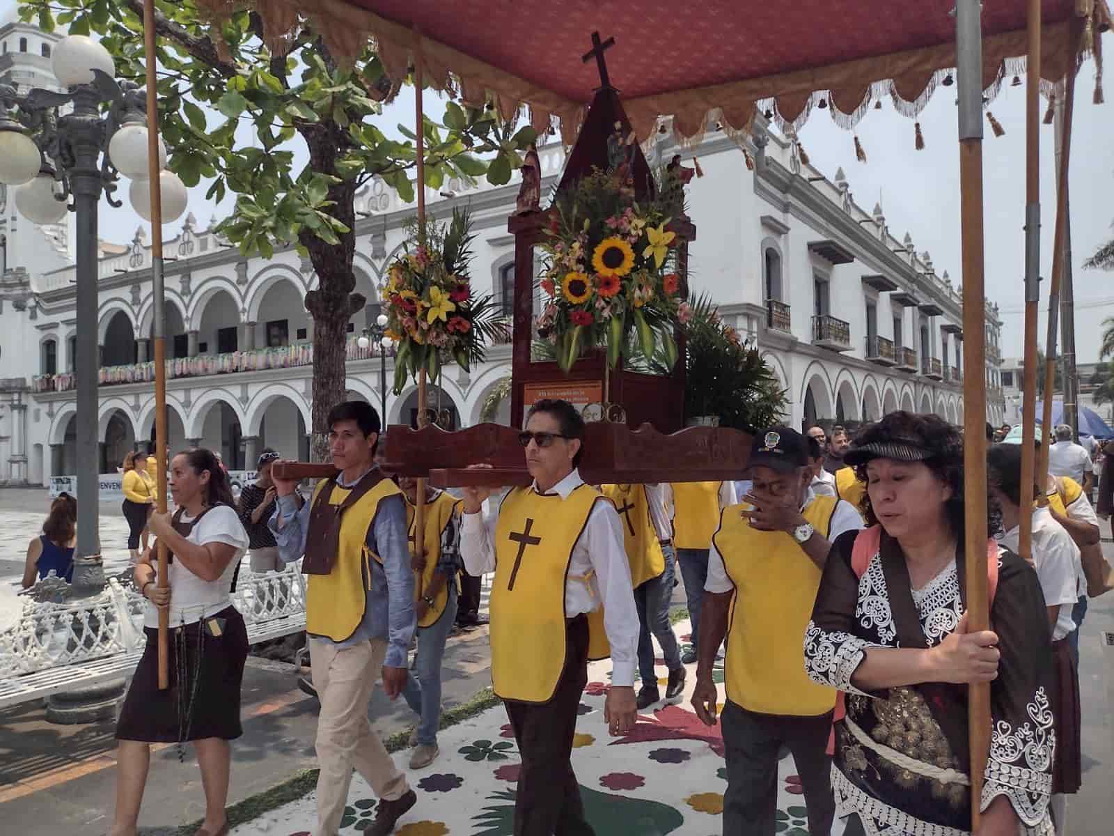 Realizan procesión de frailes franciscanos en la Catedral de Veracruz