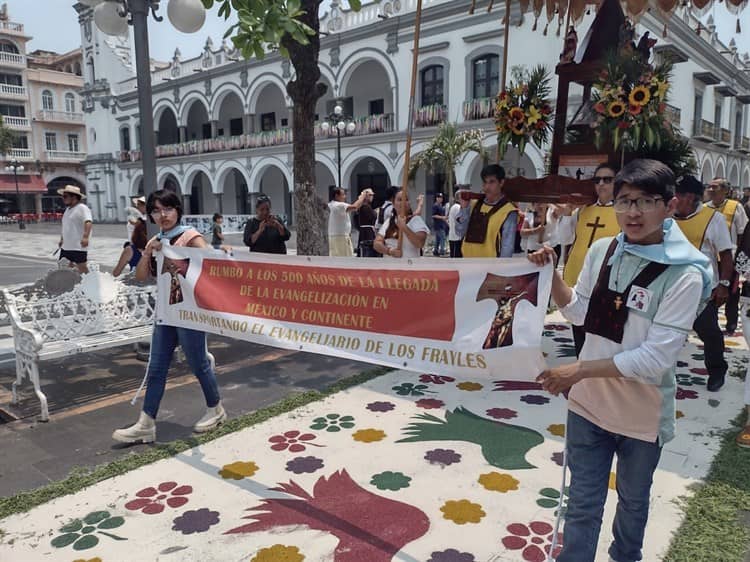 Realizan procesión de frailes franciscanos en la Catedral de Veracruz