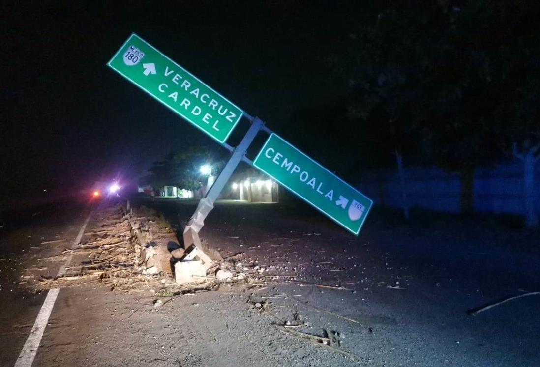 Tráiler derriba señalética vial en carretera a Cempoala