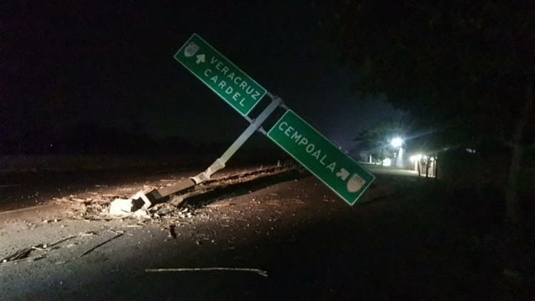 Tráiler derriba señalética vial en carretera a Cempoala