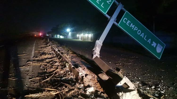 Tráiler derriba señalética vial en carretera a Cempoala