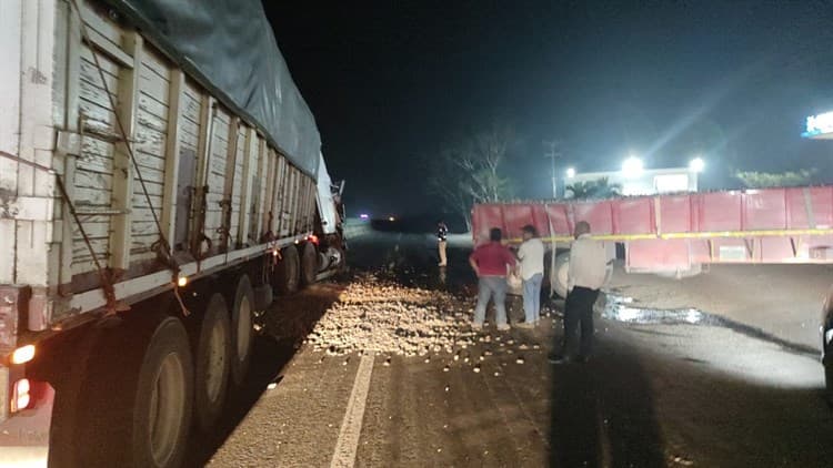 Aparatoso choque entre tráileres en carretera a Paso del Toro