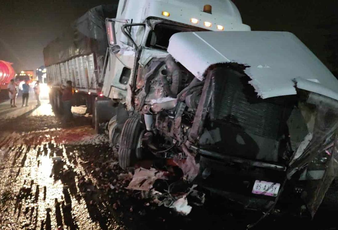 Tráiler impacta de frente a otro en carretera a Paso del Toro