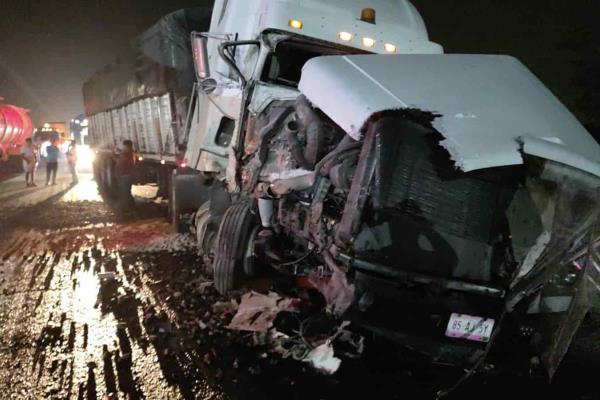 ¡Se encontraron! Tráiler va de frente a otro en carretera a Paso del Toro