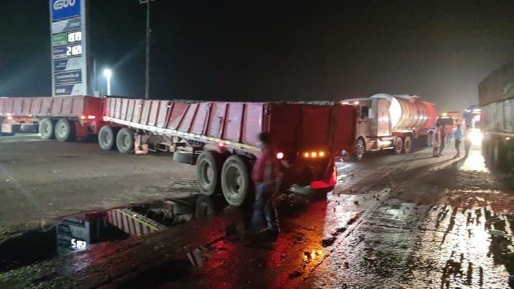 Aparatoso choque entre tráileres en carretera a Paso del Toro