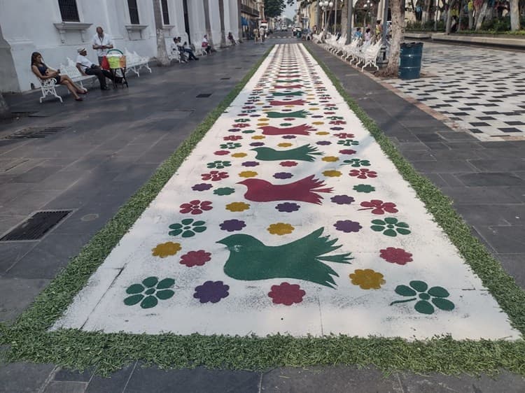 Realizan exhibición de tapetes monumentales de aserrín en Veracruz (+Video)