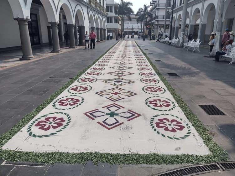 Realizan exhibición de tapetes monumentales de aserrín en Veracruz (+Video)