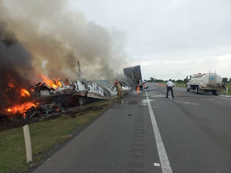 Mueren 13 personas en accidente e incendio en Tamaulipas