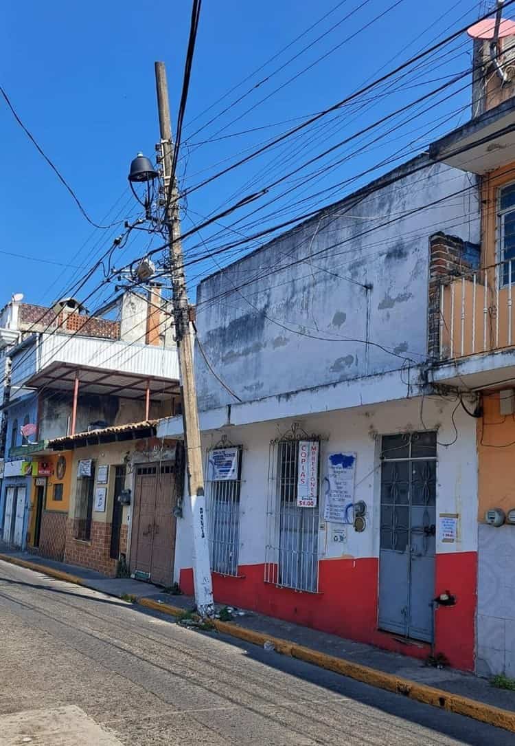 Reportan poste de CFE a punto de caer en Xalapa